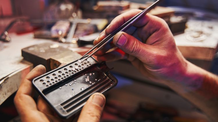 From Rough to Remarkable: The Meticulous Art of Diamond Assorting 💎