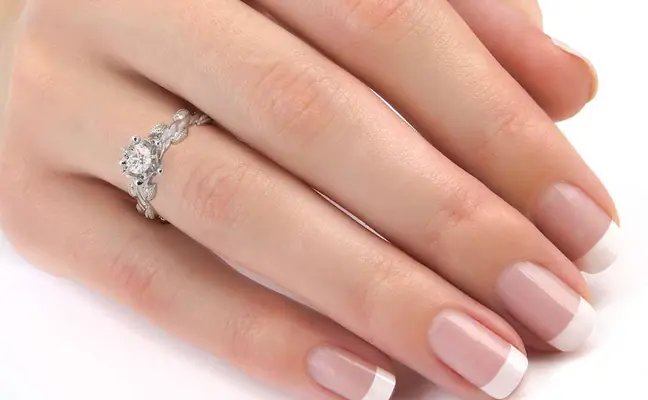 Timeless Leafy Vintage Solitaire Engagement Ring