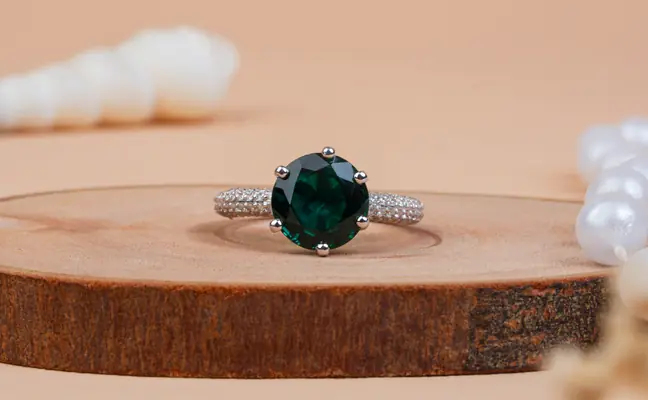 Classic Round Cut Emerald Pav Diamond Wedding Band