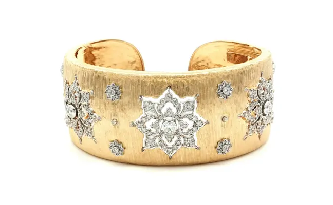 Buccellati  Yellow Gold Bangle with round diamonds in matte finish