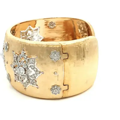 Buccellati  Yellow Gold Bangle with round diamonds in matte finish