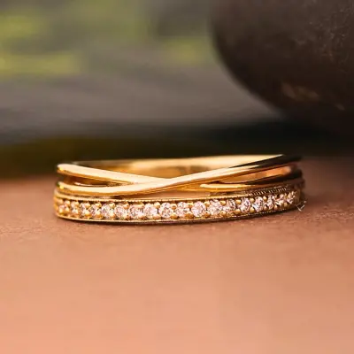 Channel Set Round Lab Diamond Crossover Band