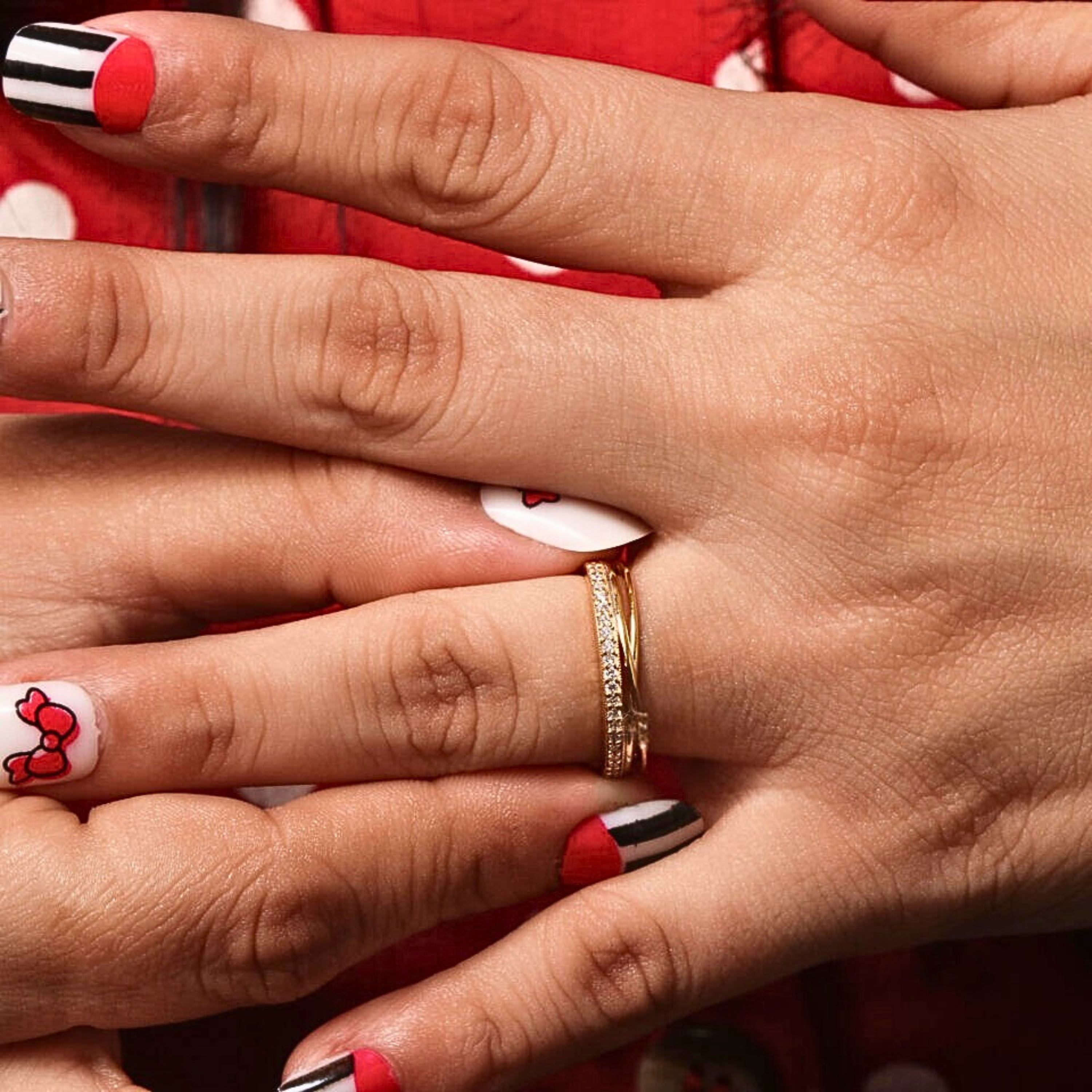 Channel Set Round Lab Diamond Crossover Band